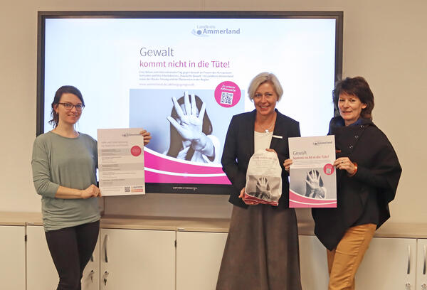 Auf dem Foto sehen Sie von links: Alena Schulz, Landrtin Karin Harms und Anja Kleinschmidt.