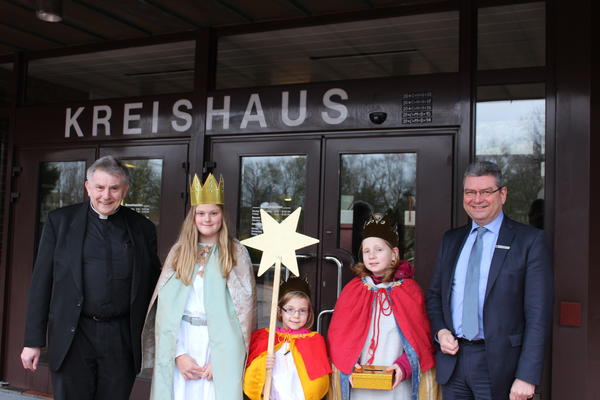(v.l.) Pastor Trenkamp, Ida und Greta Hennen sowie Theresa Schulte mit Landrat J�rg Bensberg.