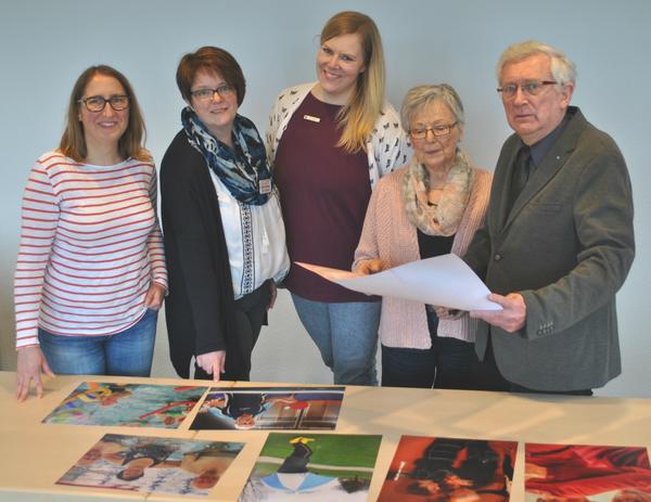 Die Veranstalterinnen und einige Mitglieder des Kreisseniorenbeirates begutachten die Ausstellungsbilder. Von links nach rechts: Tina Etling (KVHS), Imke de Reuter (Karl-Jaspers-Klinik), Anna Pfeiffer (Seniorenst�tzpunkt) sowie Renate Heerwagen und Wolfgang Mammen (Kreisseniorenbeirat).