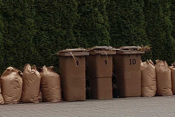 Abfalls�cke und braune Tonnen