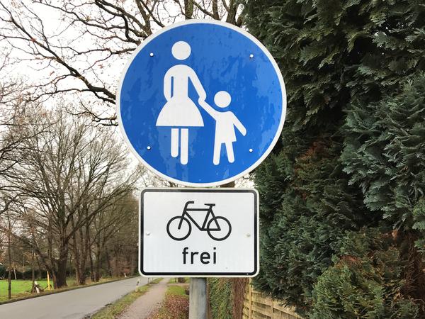 Das Schild kennzeichnet einen Sonderweg, der ausschlie�lich Fu�g�ngern vorbehalten ist. Durch das Zusatzschild d�rfen jedoch auch Radfahrer diesen Weg nutzen.