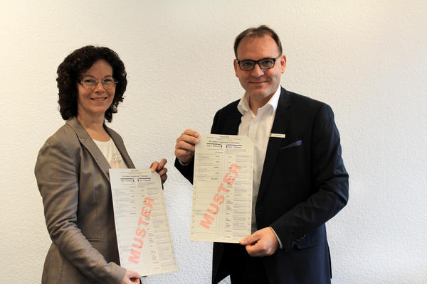 Auf dem Foto sehen Sie Andrea Krzewina, Mitarbeiterin im Personal- und Organisationsamt, und den Kreiswahlleiter Ralf Denker.