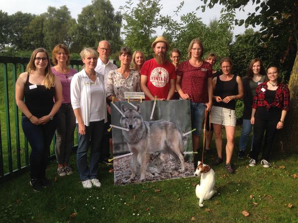 Bildunterschrift: Susanne B�rig (2. von links) und Ralf Lohse ( 4. von links) leiteten den Kurs f�r Erzieherinnen und Erzieher aus Waldkinderg�rten. Foto: Ute Aderholz