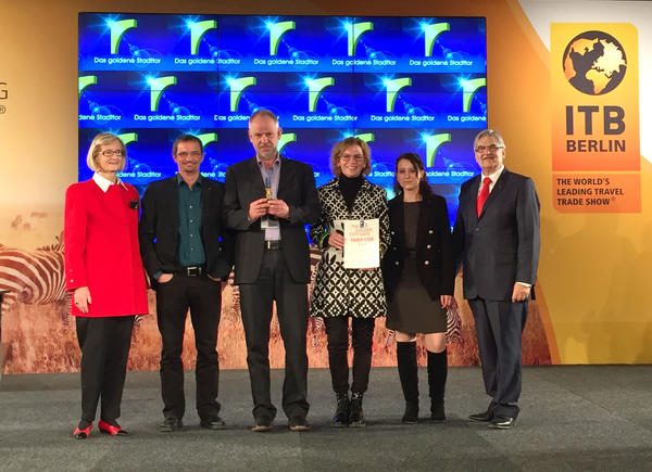 Preis�bergabe auf der Internationalen Tourismusb�rse (ITB) in Berlin. Von links nach rechts: Ute Huschert (Goldenes Stadttor), Thomas Richter( Filmagentur Silberstern), Frank Bullerdiek ( Ammerland-Touristik), Doris Schmid (Filmagentur Silberstern), Lisa Wordtmann (Ammerland-Touristik), Wolfgang Huschert (Goldenes Stadttor)