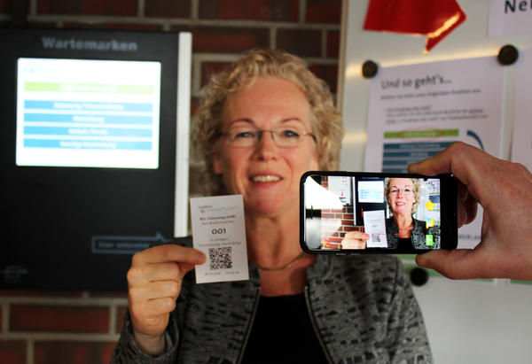 Ingrid Meiners, Leiterin des Stra�enverkehrsamtes, mit dem neuen Aufrufsystem