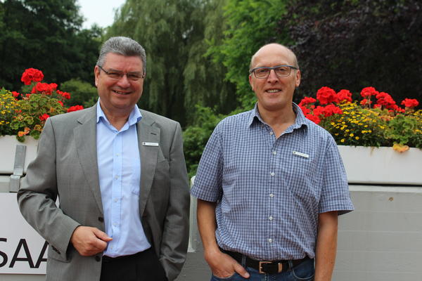 Landrat J�rg Bensberg (Landkreis Ammerland) gratuliert Gerad Bockhorst zum Dienstjubil�um.
