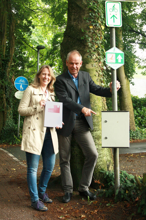 Foto: Ina Schuler (Bad Zwischenahner Touristik GmbH) und Frank Bullerdiek (Ammerland-Touristik) freuen sich �ber die gro�artigen Ergebnisse der mobilen Radverkehrsmessstelle am Seerosenweg in Bad Zwischenahn.