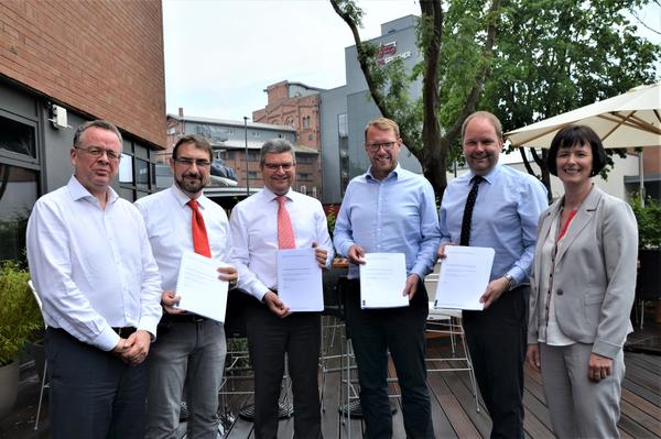 Auf dem Foto von links: Kai Seim (s&p Beratungs- und Planungsgesellschaft mbH), Landrat Sven Ambrosy (LK Friesland), Landrat J�rg Bensberg (LK Ammerland), Staatssekret�r Stefan Muhle, Landrat Johann Wimberg (LK Cloppenburg) und Wirtschaftsf�rderin Andrea Bornhorst (LK Cloppenburg) 
Foto: Sonja Markgraf (NLT)