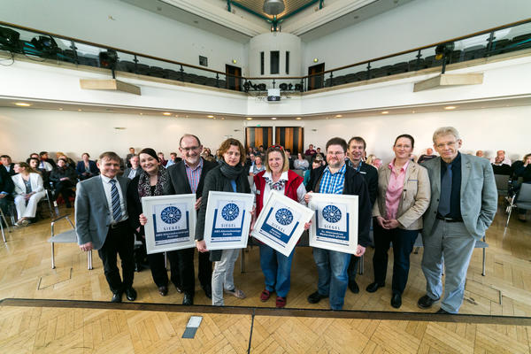 ++ EurHealth Net verlieh am Mittwoch (13.04.2016) im PFL-Veranstaltungszentrum in Oldenburg (Niedersachsen) 55 Siegel an Pflegeeinrichtungen verschiedener Städte und Landkreise. // Foto: Lukas Lehmann / 015141907065