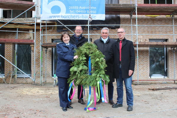 Auf dem Bild sehen Sie Dr. Nicole Schilling, Chef�rztin Bundeswehrkrankenhaus, Axel Weber, Gesch�ftsf�hrer der Karl-Jaspers-Klinik, Dr. Michael Wuttke, Hauptgesch�ftsf�hrung Ammerland-Klinik, Erster Kreisrat Thomas Kappelmann.