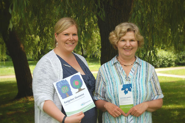 Auf dem Foto sehen Sie Anna Pfeiffer vom Seniorensttzpunkt im Landkreis Ammerland mit der Referentin Friedlinde Khler.