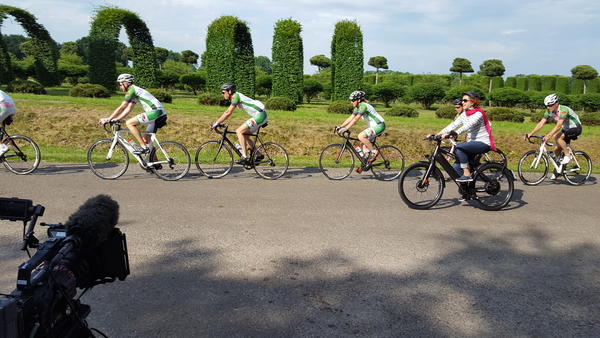 Filmaufnahmen zum Film �Aus Lust am Radeln�: vorne Anke de Haan-K�ster auf einem Speed-Pedelec; im Hintergrund die Westersteder Radsportler der Gruppe  �Kette rechts�.