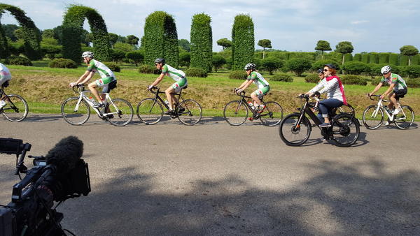 Filmaufnahmen zum Film Aus Lust am Radeln: vorne Anke de Haan-Kster auf einem Speed-Pedelec; im Hintergrund die Westersteder Radsportler der Gruppe  Kette rechts.