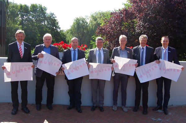 Auf dem Bild sehen Sie den B�rgermeister der Gemeinde Bad Zwischenahn Dr. Arno Schilling, den Allgemeinen Vertreter der B�rgermeisterin der Gemeinde Edewecht Rolf Torkel, den B�rgermeister der Gemeinde Rastede Dieter von Essen, Landrat J�rg Bensberg, den B�rgermeister der Stadt Westerstede Klaus Gro�, den B�rgermeister der Gemeinde Wiefelstede J�rg Pieper und den B�rgermeister der Gemeinde Apen Matthias Huber.