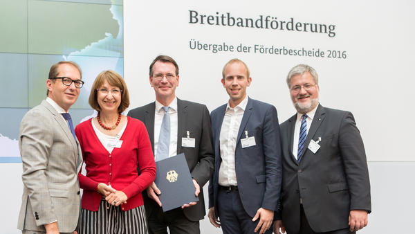 Bild: Alexander Dobrindt (links), Bundesminister f�r Verkehr und digitale Infrastruktur, �berreichte den F�rderbescheid an Baudezernent Dr. Thomas J�rgens (dritter von links). �ber die F�rderung freuen sich (von links) die Bundestagsabgeordneten Barbara Woltmann (CDU), Dennis Rohde (SPD) und Stephan Albani (CDU). BILD: BMVI