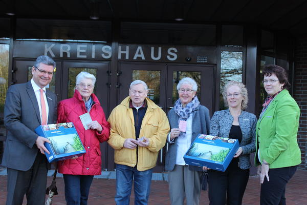 Senioren tauschen F�hrerschein gegen Ammerl�nder Genussbox