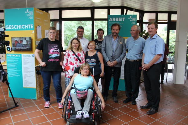 Auf dem Foto sehen Sie Vertreterinnen der GPS Werkst�tten und Wohneinrichtungen im Ammerland: Katjana Quedenfeld, Kevin Bohlsen (links und rechts neben Landrat J�rg Bensberg), Sylvia B�sing, Diana Scheider (stehend), Meike Arnold (sitzend). Die �brigen 3 Herren: Andreas Retzlaff (Vorsitzender des Behindertenbeirats), Dr. Christian Andrae (GPS Kommunikation und �ffentlichkeitsarbeit), J�rgen Hoffmann (GPS Gesch�ftsf�hrer).