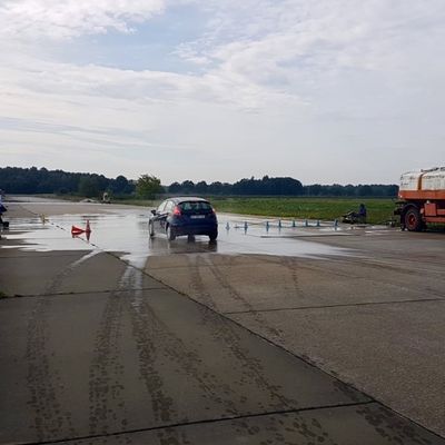 Fahrsicherheitstraining auf nasser Fahrbahn
