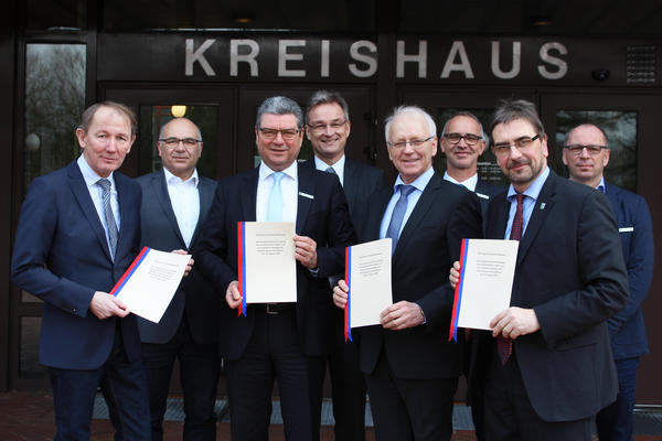 Auf dem Foto sehen Sie von links: Landrat Harm-Uwe Weber (Landkreis Aurich), Techn. Betriebsleiter J�rg Schelling (Landkreis Ammerland),  Landrat J�rg Bensberg (Landkreis Ammerland),  Christoph Br�cker (Landkreis Grafschaft Bentheim),  Landrat Friedrich Kethorn (Landkreis Grafschaft Bentheim), Erster Kreisrat  Thomas Kappelmann (Landkreis Ammerland), Landrat Sven Ambrosy (Landkreis Friesland), Betriebsleiter Michael Hauschke (Landkreis Ammerland).
