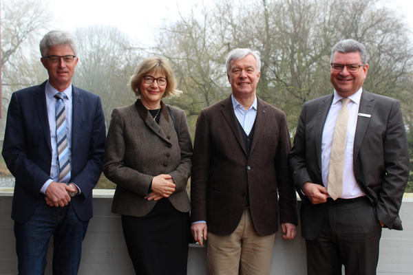 Verabschiedung von Michael Schattanik; v.li. Sozialdezernenten Ingo Rabe, Ulrike Schattanik, Michael Schattanik und Landrat J�rg Bensberg