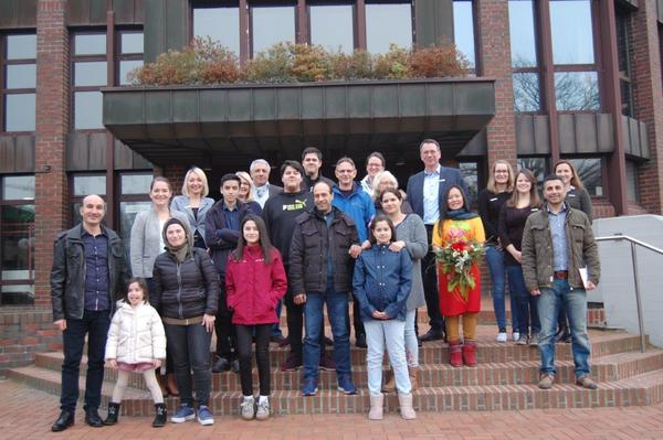 Mitarbeiterinnen und Mitarbeiter des Landkreises begr��en neue Staatsb�rgerinnen und -b�rger 