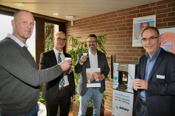 Das schmeckt! Henning L�tjel�schen, Erster Kreisrat Thomas Kappelmann, Projektleiter J�rn Logemann und Jens de Boer. Fotonachweis: Heiko Poppen, OOWV