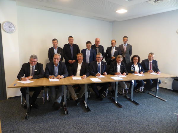 Vertragsunterzeichung - Startschuss f�r kombinierten Regional- und Stadtbusverkehr Ammerland-Oldenburg