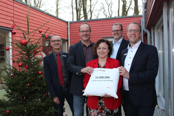 Scheck�bergabe Hospiz-Stiftung