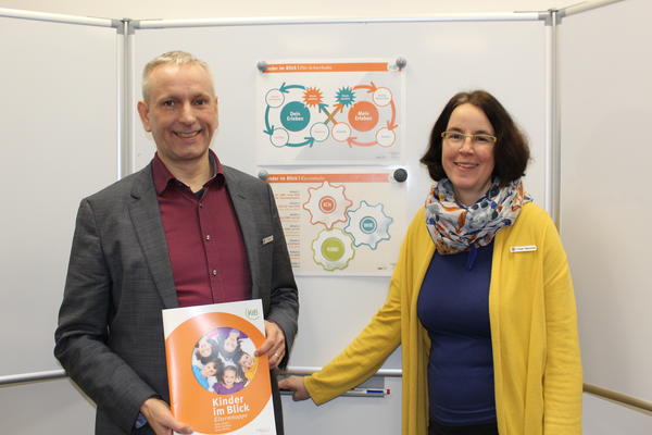 Amtsleiter Ansgar Melter und Marlies H�lscher-Dielenschneider von der Beratungsstelle