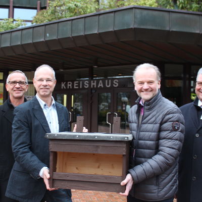 Auf dem Bild  sehen Sie den Ersten Kreisrat Thomas Kappelmann, Betriebsleiter der IB Ralf Vatterodt, Dr. Johannes Bartner vom Naturschutzbund (NABU) und Landrat J�rg Bensberg mit dem Nistkasten f�r den Turmfalken.
