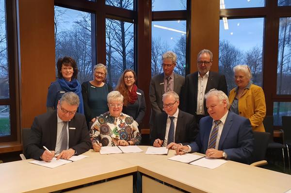 Vertragsunterzeichung Frauen- und Kinderschutzhaus