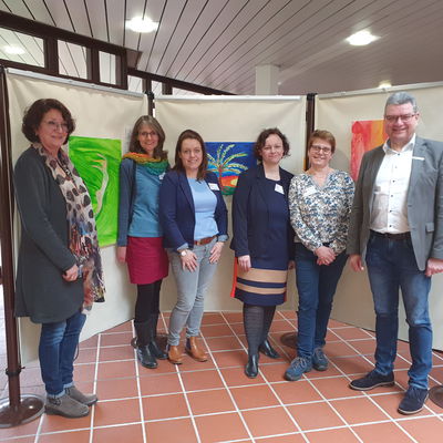 Regina Harms und Dagmar Siekmann (Ambulanter Hospizdienst Ammerland e.V.), Bianca Th�mler (Palliativst�tzpunkt Ammerland & Uplengen), Kea B�nnemeyer (Ammerland Hospiz), Heike Brunken (Palliativst�tzpunkt Ammerland & Uplengen) und Landrat J�rg Bensberg.