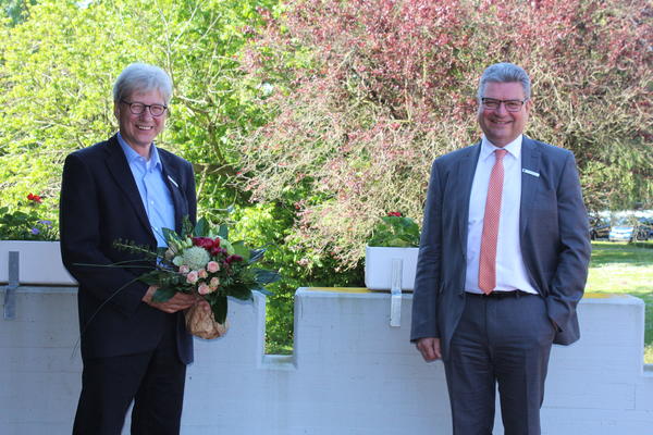 Links Detlev Fricke-Varband mit Landrat J�rg Bensberg