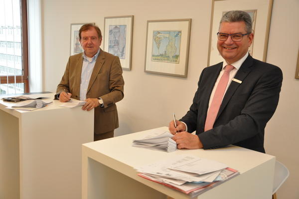 Gert Stuke, Pr�sident der Oldenburgischen IHK (links) und Landrat J�rg Bensberg, Vorsitzender der Arbeitsgemeinschaft der Landkreise und kreisfreien St�dte in Weser-Ems