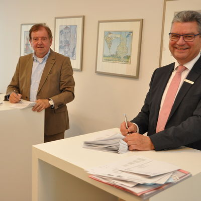 Gert Stuke, Präsident der Oldenburgischen IHK (links) und Landrat Jörg Bensberg, Vorsitzender der Arbeitsgemeinschaft der Landkreise und kreisfreien Städte in Weser-Ems