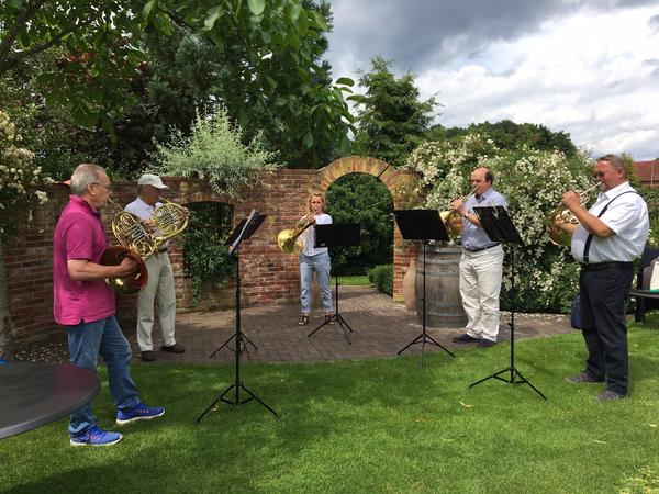 Norddeutsches Horn-Ensemble im Garten