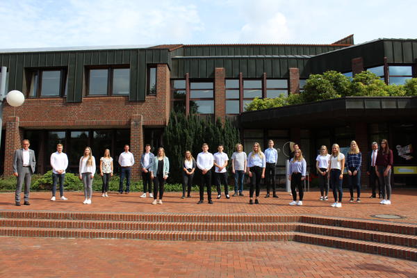 Auf dem Foto sehen Sie von links Dezernent Ralf Denker, JAV-Vorsitzenden Jonas R�tten, Angelina Felk, Personalsachbearbeiterin Lorena Schmidt, Ausbildungsleiter Helge L�bben, Yannik Ley, Sophie Artus, Lea-Sophie Meyer, Fabian Uphoff, Lukas Wilken, Michel Martens, Saskia Kempen, Sven V�gel, Simon Morawietz, Nadine B�hmann, Emily Weers, 
Imke K�ster, Mayra Hellmers, Landrat J�rg Bensberg, Enya Harms.