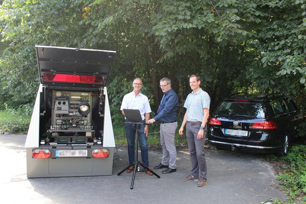 Auf dem Bild sehen Sie Thomas Kappelmann, Michael Krgel und Ingo Hinrichs mit dem Superblitzer.