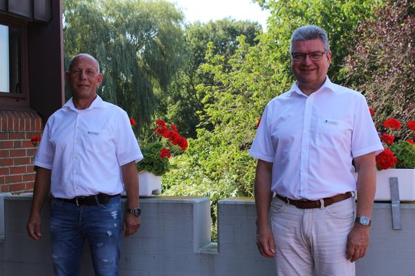 Auf dem Foto sehen Sie Ralf-Raino Krajewski und Landrat J�rg Bensberg