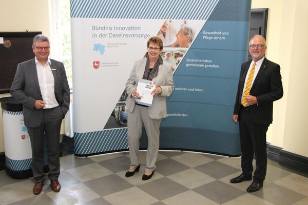 Auf dem Foto sehen Sie J�rg Bensberg, Birgit Hon� und Dieter Meyer.
