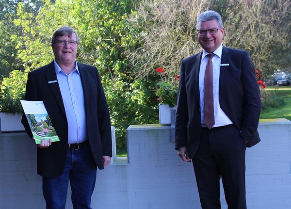 Hans Oltmanns und Landrat J�rg Bensberg