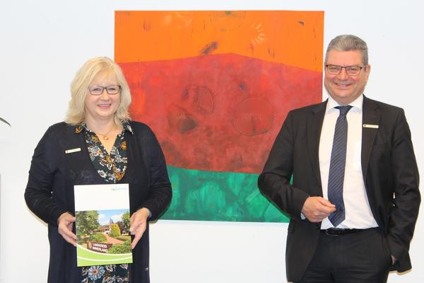 Auf dem Foto sehen Sie Elke Meyer und Landrat J�rg Bensberg, beide stehen vor einer von ihr in ihrer Freizeit gefertigten Arbeit.