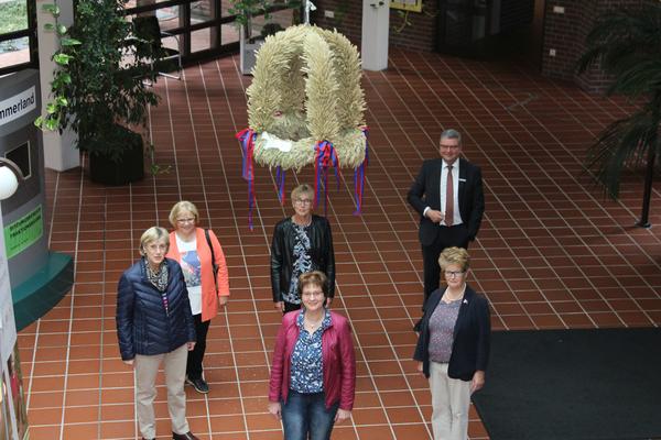 Auf dem Bild sehen Sie von links nach rechts: Irmtraud Simon, Erika Kr�ger, Angelika Schulz, Ingrid Jan�en, Elisabeth Rengstorf  und Landrat J�rg Bensberg.