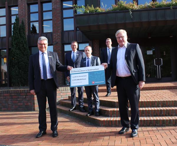(von links): Landrat J�rg Bensberg, Dr. Thomas J�rgens (Dezernent f�r Bau, Umwelt und Ordnung) , Helmut Schmidt (Breitbandkoordinator im Landkreis Ammerland), Uwe Caspers (Leiter des Amtes f�r Bauwesen und Kreisentwicklung) und Dr. Bernd Althusmann (Minister f�r Wirtschaft, Arbeit, Verkehr und Digitalisierung)