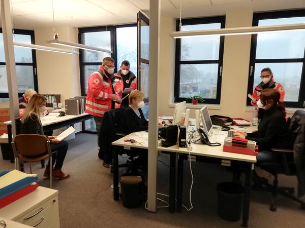 DRK-Helferinnen und -Helfer des Mobilen Kontaktnachverfolgungsteams vom DRK-Kreisverband Ammerland im Einsatz