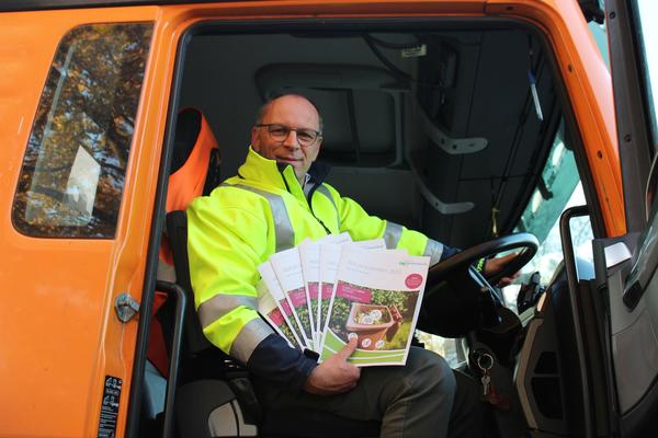 Auf dem Bild sehen Sie den Leiter des Abfallwirtschaftsbetriebes Michael Hauschke mit den Abfuhrkalendern für die Gemeinden und die Stadt Westerstede