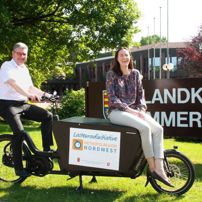 Mit viel Freude bei der Vorstellung des neuen Lastenrads im Ammerland: Landrat Jörg Bensberg und Dr. Anna Meincke, Geschäftsführerin der Metropolregion Nordwest