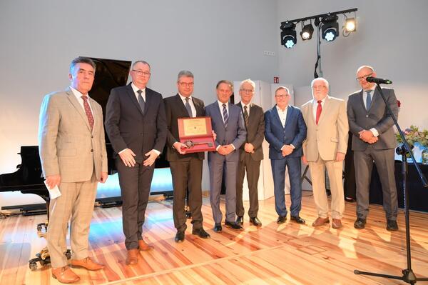Auf dem Bild sehen Sie: den Dolmetscher, Maciej Wasielewski, J�rg Bensberg,  Marian Adamek, Edward Kubisz, Michal Karalus, Bogdan Skitek und Miroslav Kuberka.