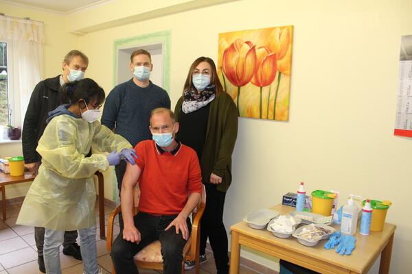 Auf dem Bild sehen Sie Florian Schnieder, Aina Fiedrich, Dr. Elmar Vogelsang, Robert Schmedemann und Annemarie Hochartz.