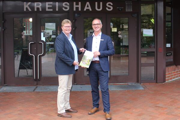 Petra Knetemann und Thomas Kappelmann bei der �bergabe der Verabschiedungsurkunde